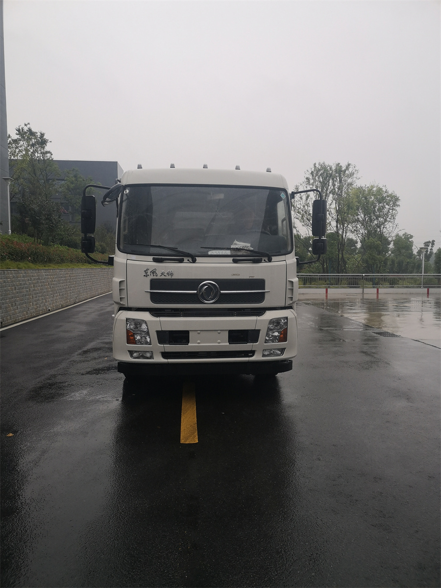 天锦干式扫路车规格齐全,东风天锦扫路车图片高清