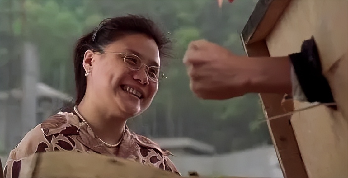 少林足球星爷拍照姿势图片,少林足球周星驰看球鞋那段