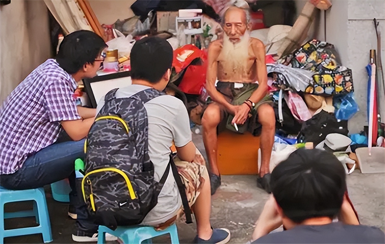 李继胜：87岁的他当“裸模”20年，与24岁女孩同住，子女都不来往