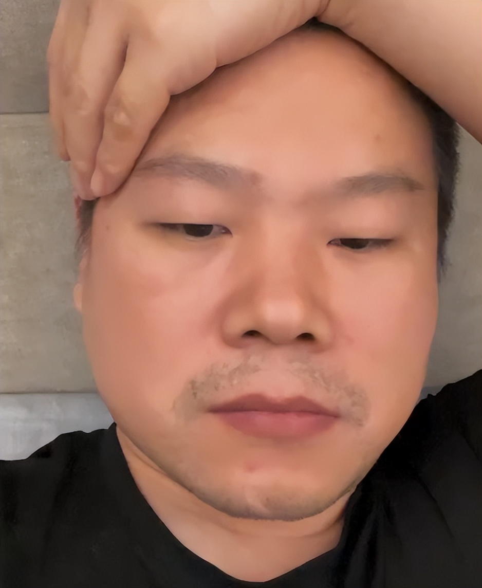 岳云鹏一家人整整齐齐，确诊感染新冠，不仅头疼腰疼还经常排气