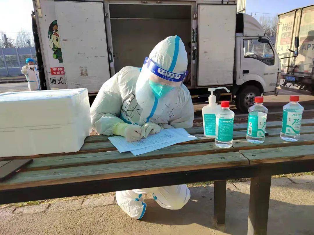 和时间赛跑医者仁心,与时间赛跑医护人员紧密配合