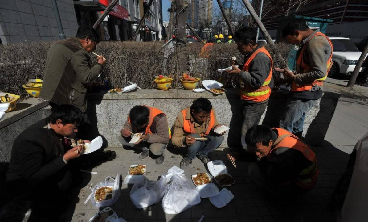 大衣哥换上新演出服,大衣哥穿西装最新图片