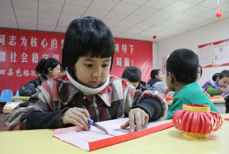 *疆新**和田县色格孜库勒乡：巧手做花灯童心迎新春