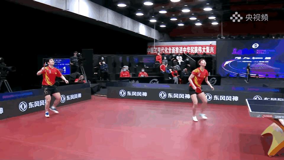 刘国梁安慰樊振东输给马龙,刘国梁赛后安慰孙颖莎视频