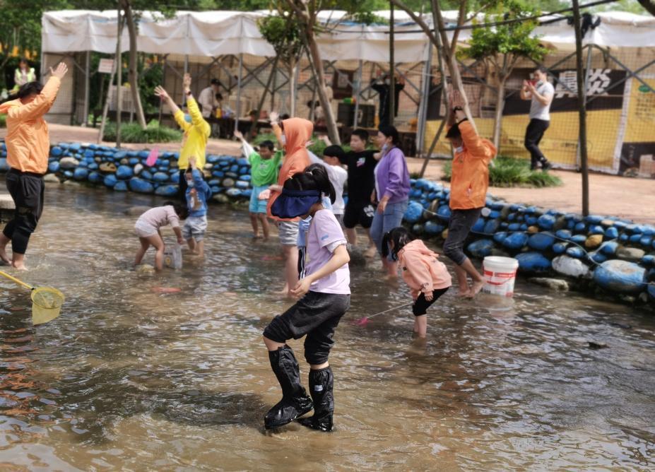过年买给小朋友的零食礼物,致小朋友的一份礼物请查收