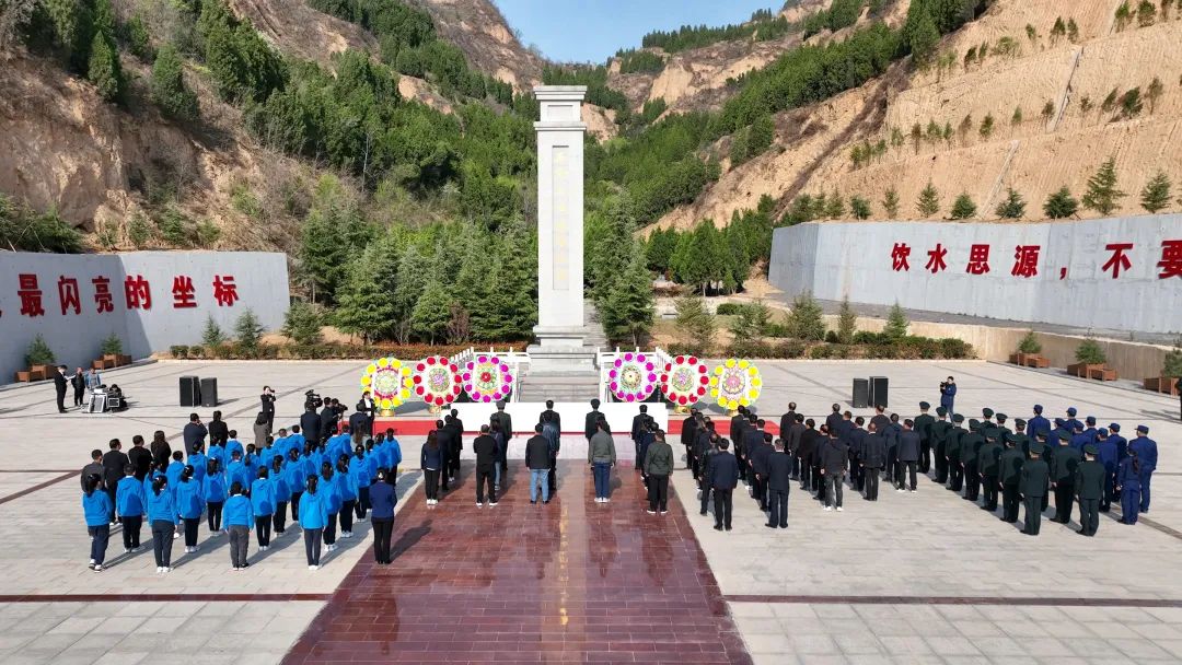 解放军清明缅怀红军先烈活动,清明祭奠革命先烈解放军鸣枪