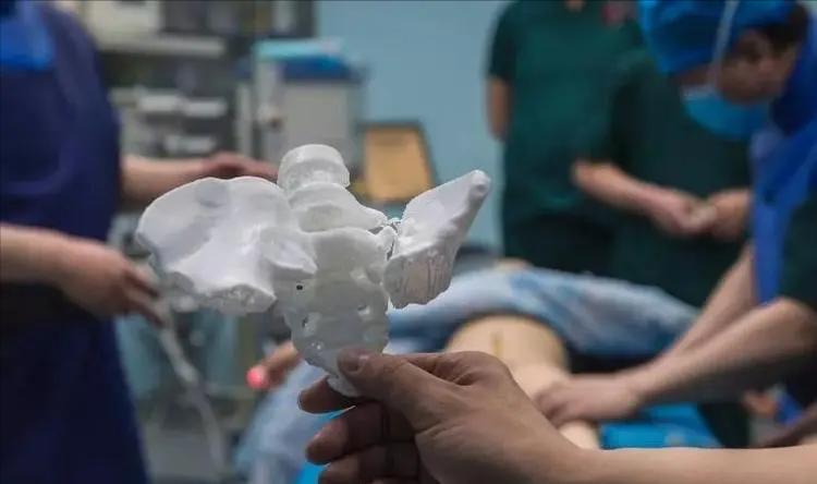 骨盆后环损伤后，新型螺钉的不同内固方法各有何优势？哪种方法好