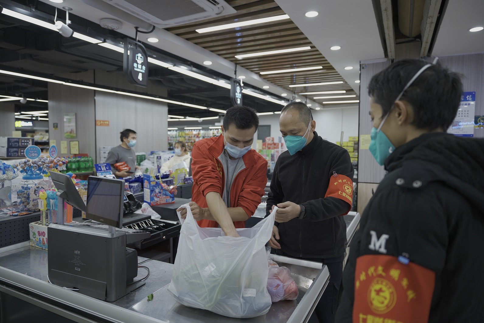 谢谢你！红袖标“骑士”温暖了防疫“最后一米”