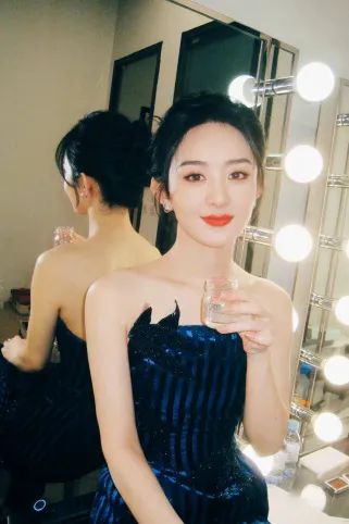 杨紫琼大衣配高筒靴穿搭,杨紫琼穿丝绒大衣图片