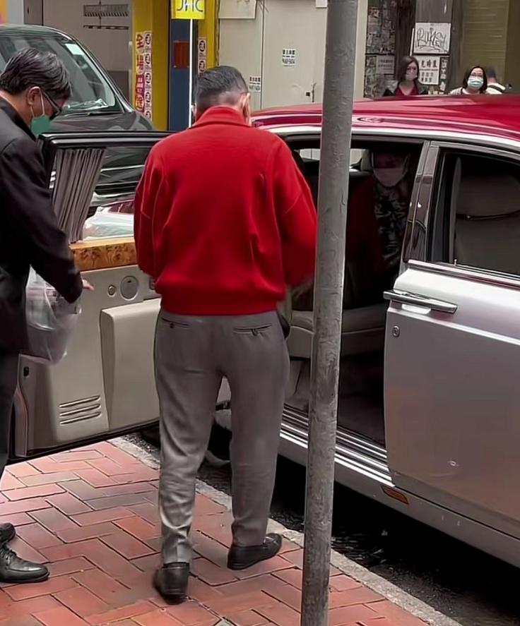 86岁赵世曾携女伴现身街头,赵世曾为女朋友庆生