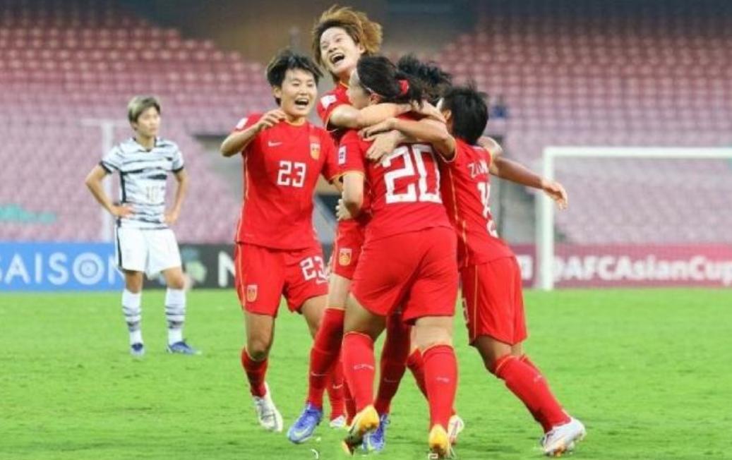 安徽一老师“嘲讽”男足，自创标语在校园里*放播**，评论区两极分化