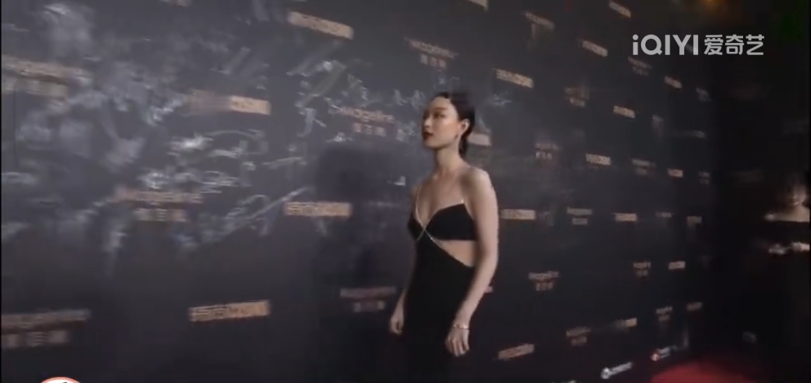 泫雅现场黑色吊带裙,女明星泫雅穿着蝴蝶吊带裙