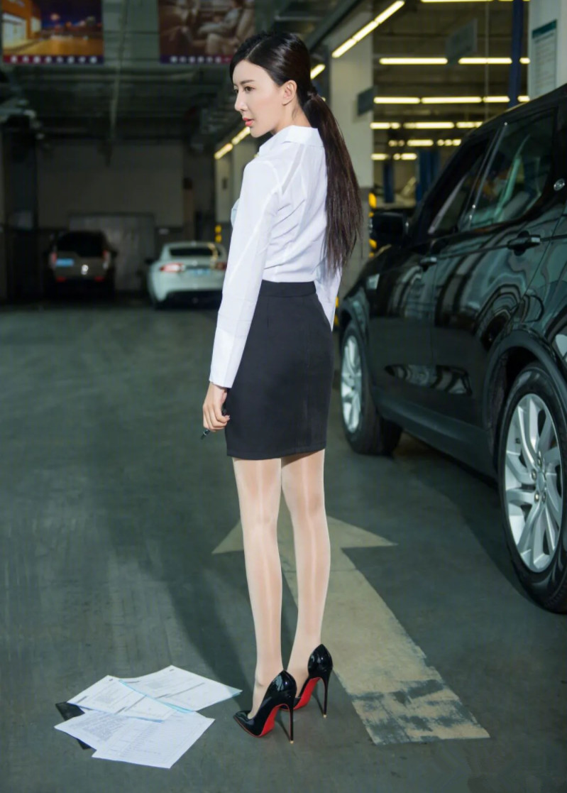 汽车销售小姐姐说话很嗲,汽车销售小姐姐西装