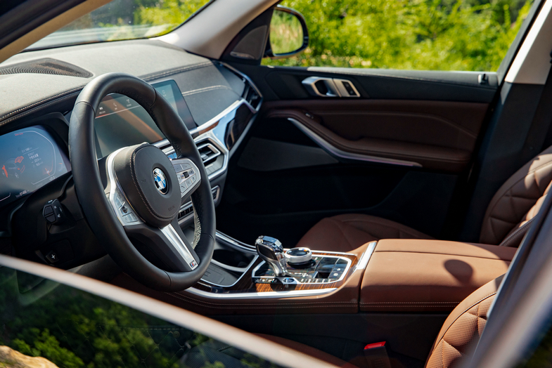 23款宝马x5xdrive30li尊享m运动,宝马x5xdrive30i曜夜版顶配