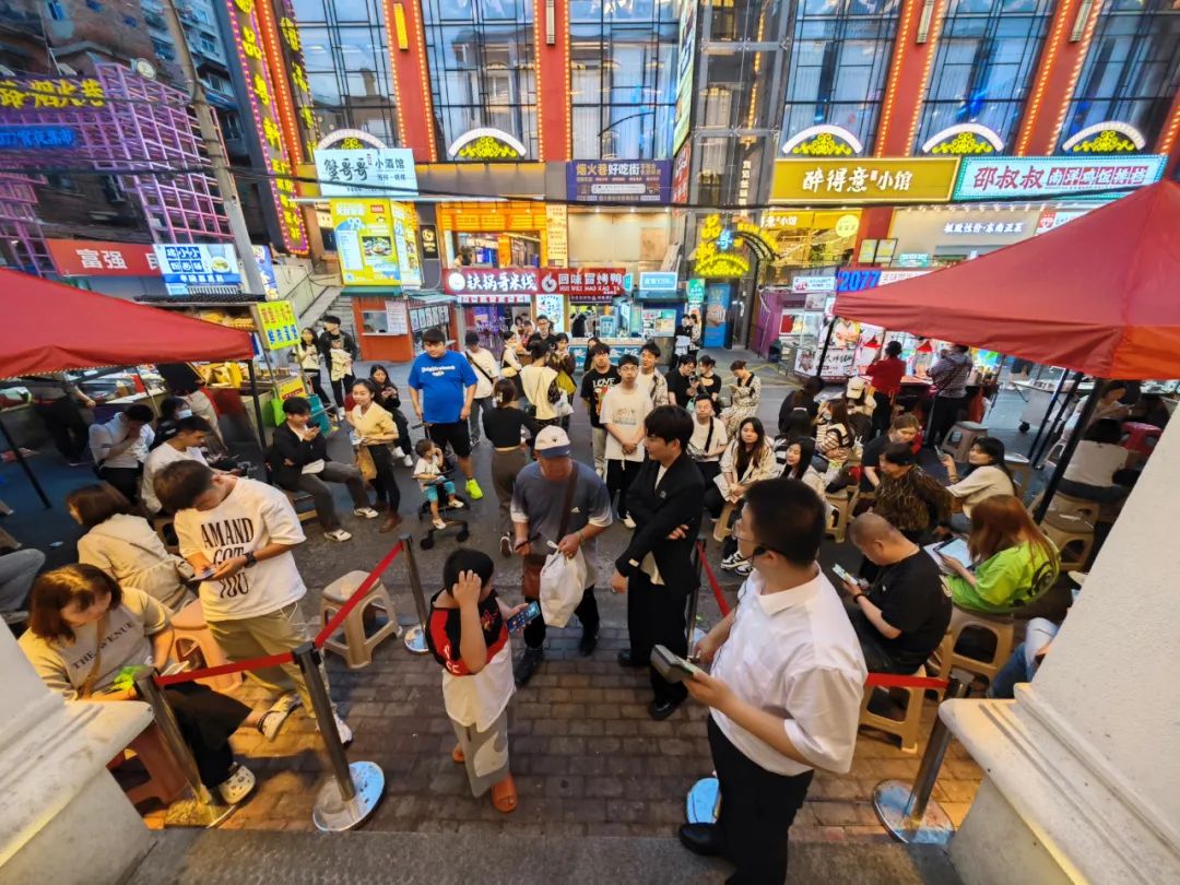 每天排队两万多单的小龙虾,一天卖几千单的人气小龙虾