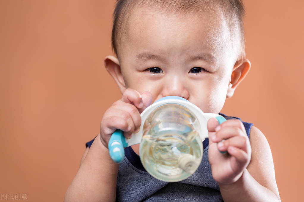 对于孩子喝水存在误区,孩子喝水总是要提醒