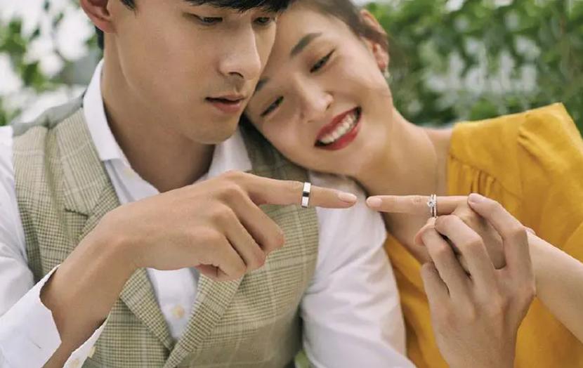 赵丽颖拍吻戏不雅的采访,杨幂和赵丽颖吻戏