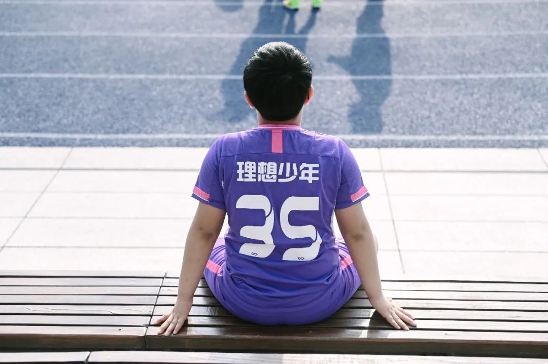 刚入足球队,刚入门踢球