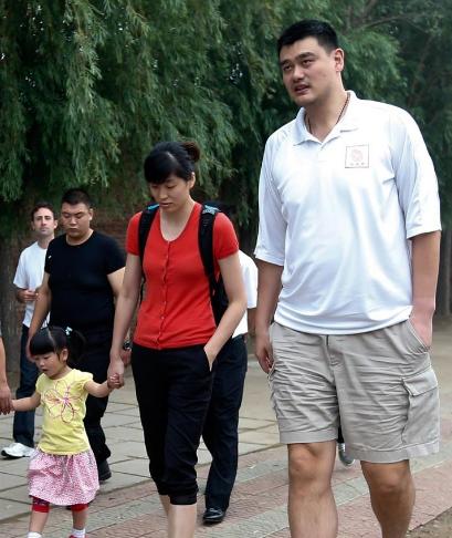 篮球巨星姚明现在的年龄有多大了,姚明为什么退役六年才入选名人堂