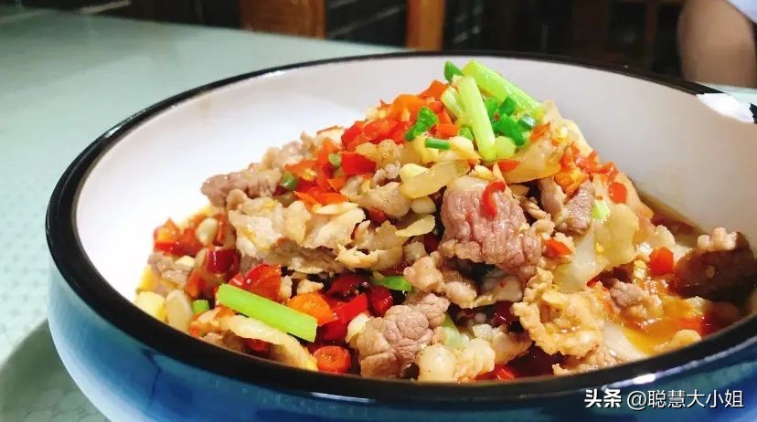 一场烟花登顶热搜！满城美食火成顶流，这座夏日小城太宝藏了！