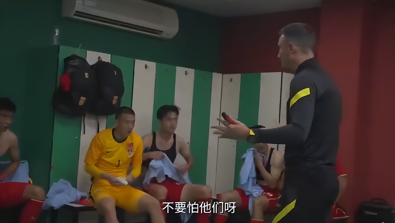 几个菜喝成这样？U23国足洋帅接受央视采访放话，杭州亚运誓夺冠