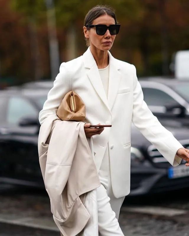 白色西装怎么穿出很飒的感觉,秋冬款米白西装怎么搭配高级感