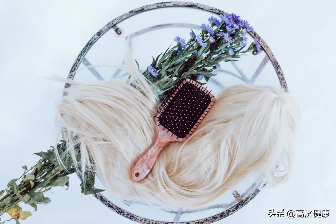 脂溢性脱发一般每天掉多少根头发,洗头掉160多根头发是脱发吗