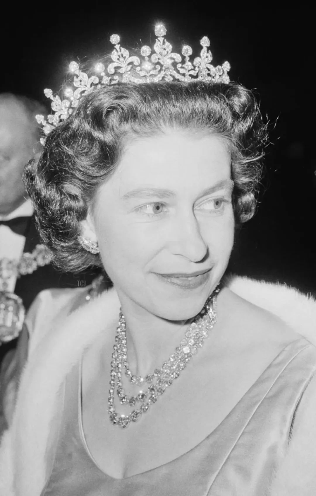 凯特王妃得到珠宝,凯特解锁女王珠宝