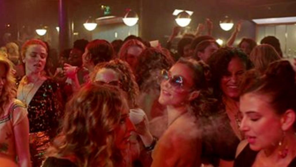 纽约富家女：14岁被逼阅成人片，参加真人派对，如今开始拍纪录片