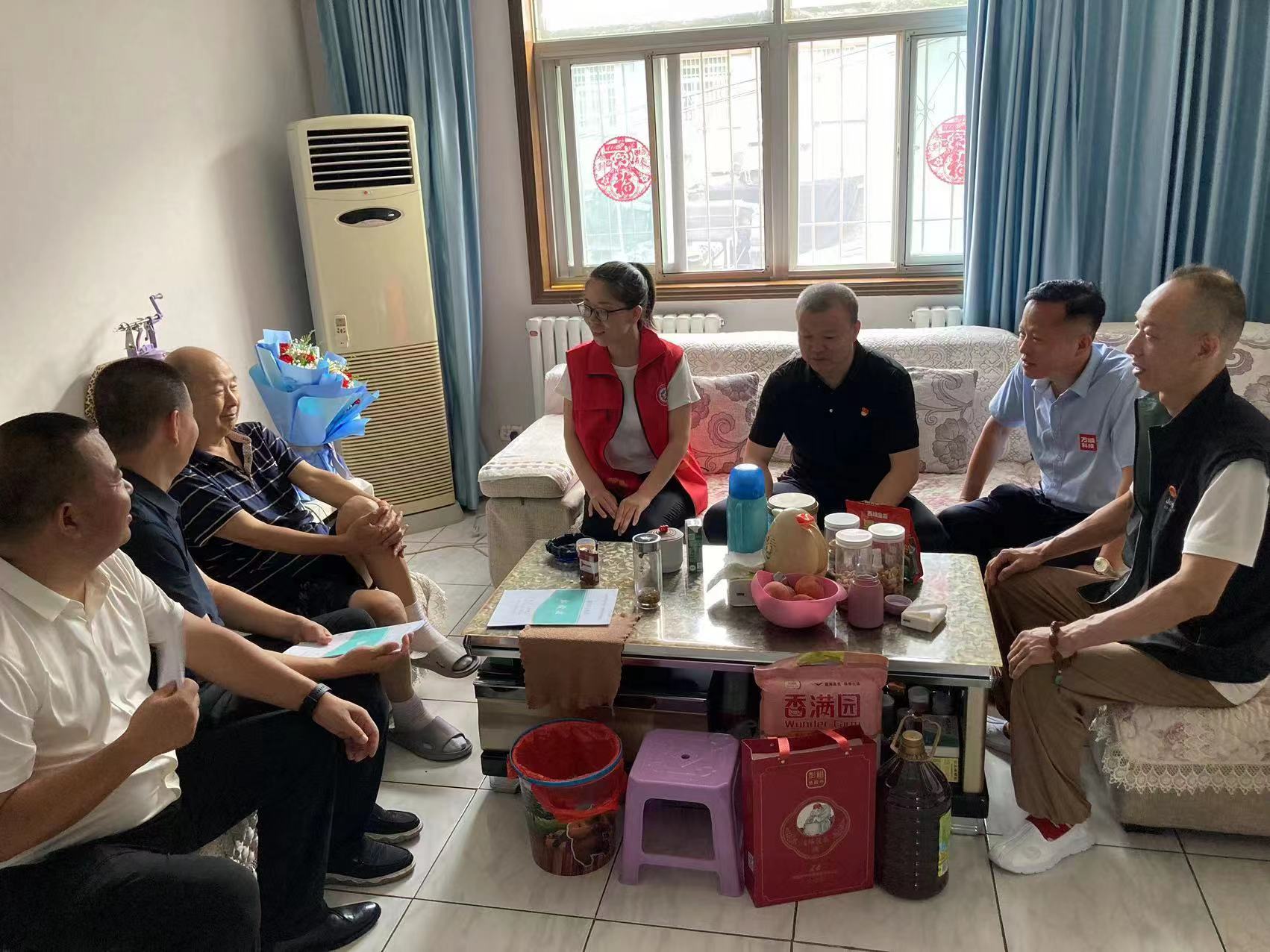 志愿者协会迎八一爱心之旅,渭城区政协委员志愿者服务队