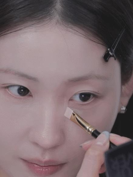 为什么画完眼影感觉眼睛变小了,什么人不适合亮闪眼影