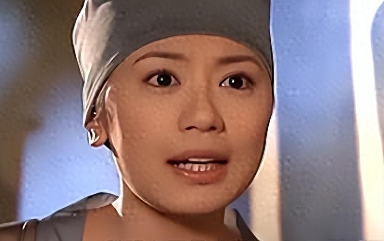 牛角胸罩，诱惑式舔刀尖，这些颠覆三观的镜头，看完让人一言难尽