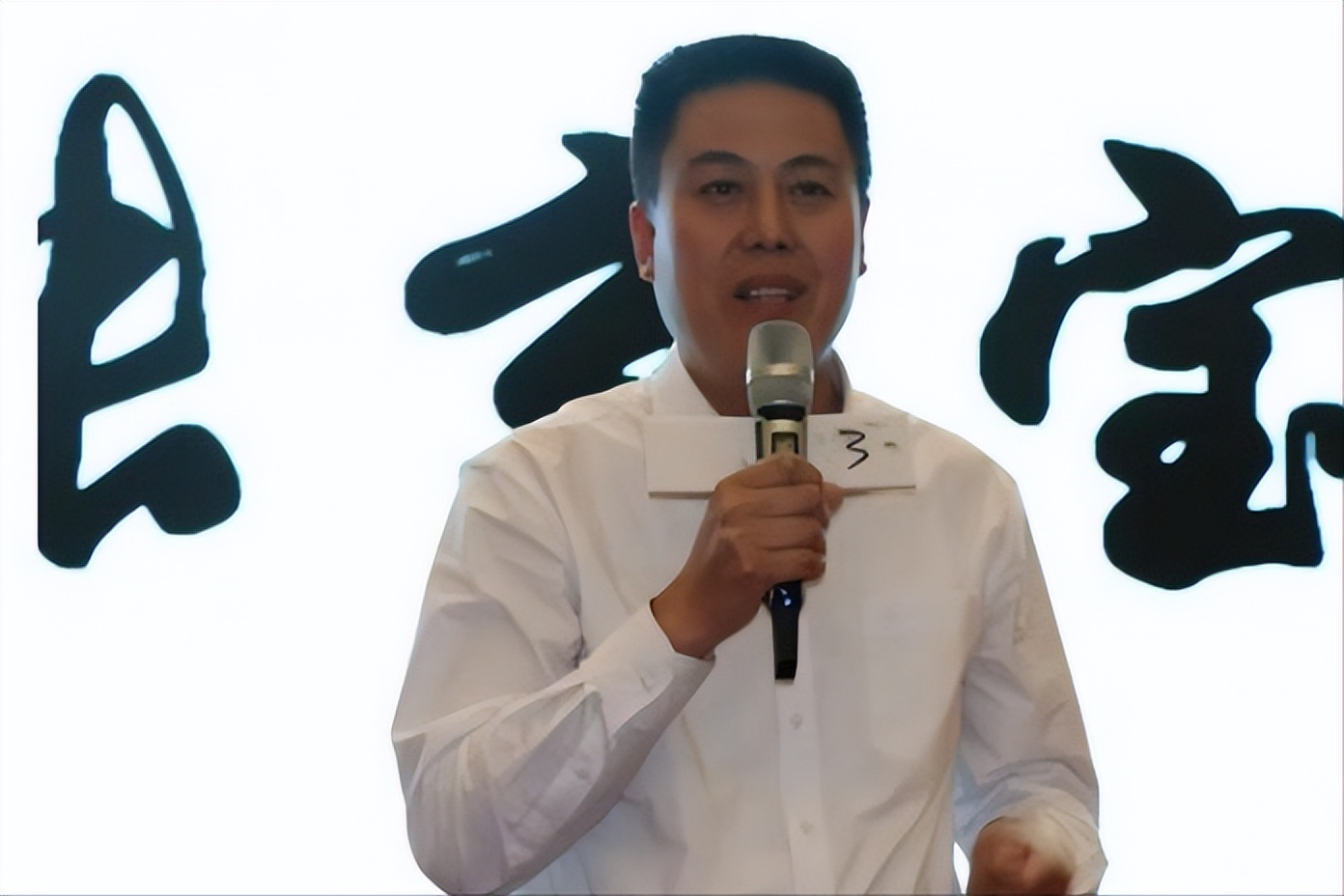 他十六岁捡破烂，一年赚了一个亿，又在二十七岁改行卖酒