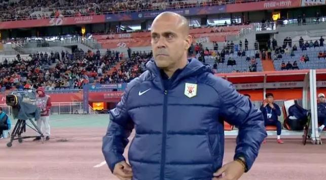 险些发生冲突!王大雷赛后一直“约谈”南通球员,好在队友拉开