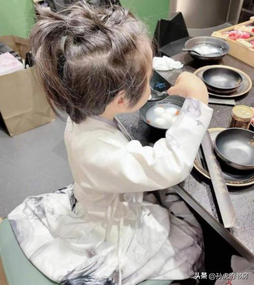 baby机场小海绵曝光,网上晒出angelababy陪儿子小海绵