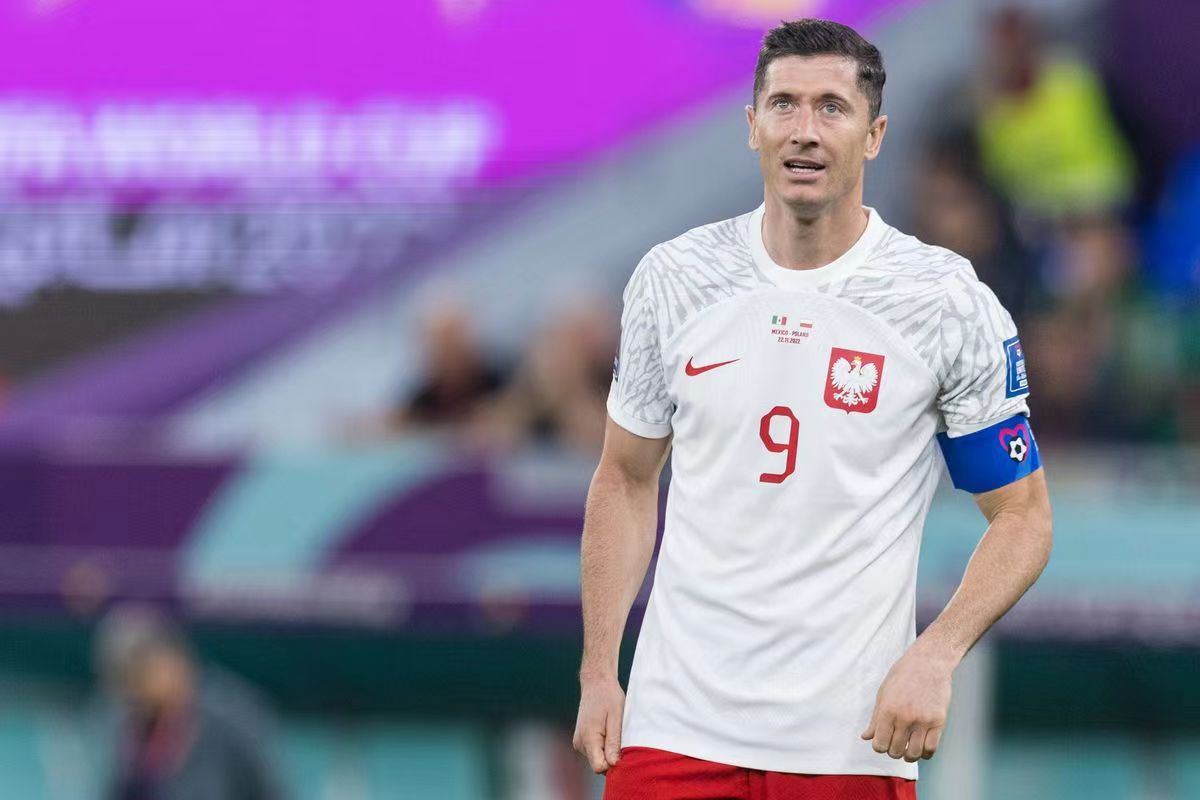 波兰2-0沙特！西亚绿鹰丢点球，门将两连扑，莱万打进世界杯首球