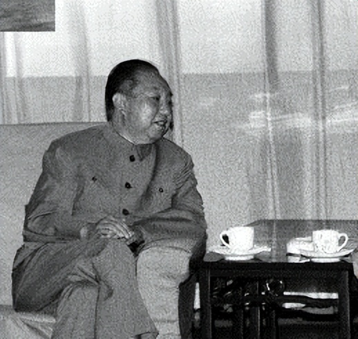 76年毛主席逝世，*东兴汪**看过悼词后提出一点意见，*国锋华**：我赞成