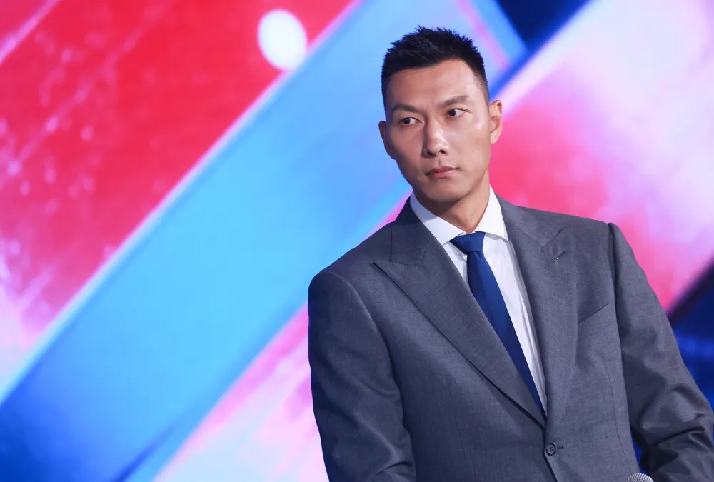 易建联退役致辞发；言感谢姚明并且，还收到姚主席一份退役礼物。