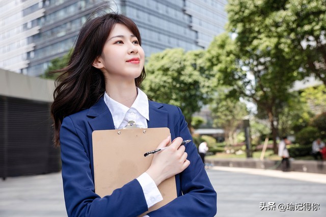 男子低头玩手机差点被绊倒,男子低头玩手机过马路被撞