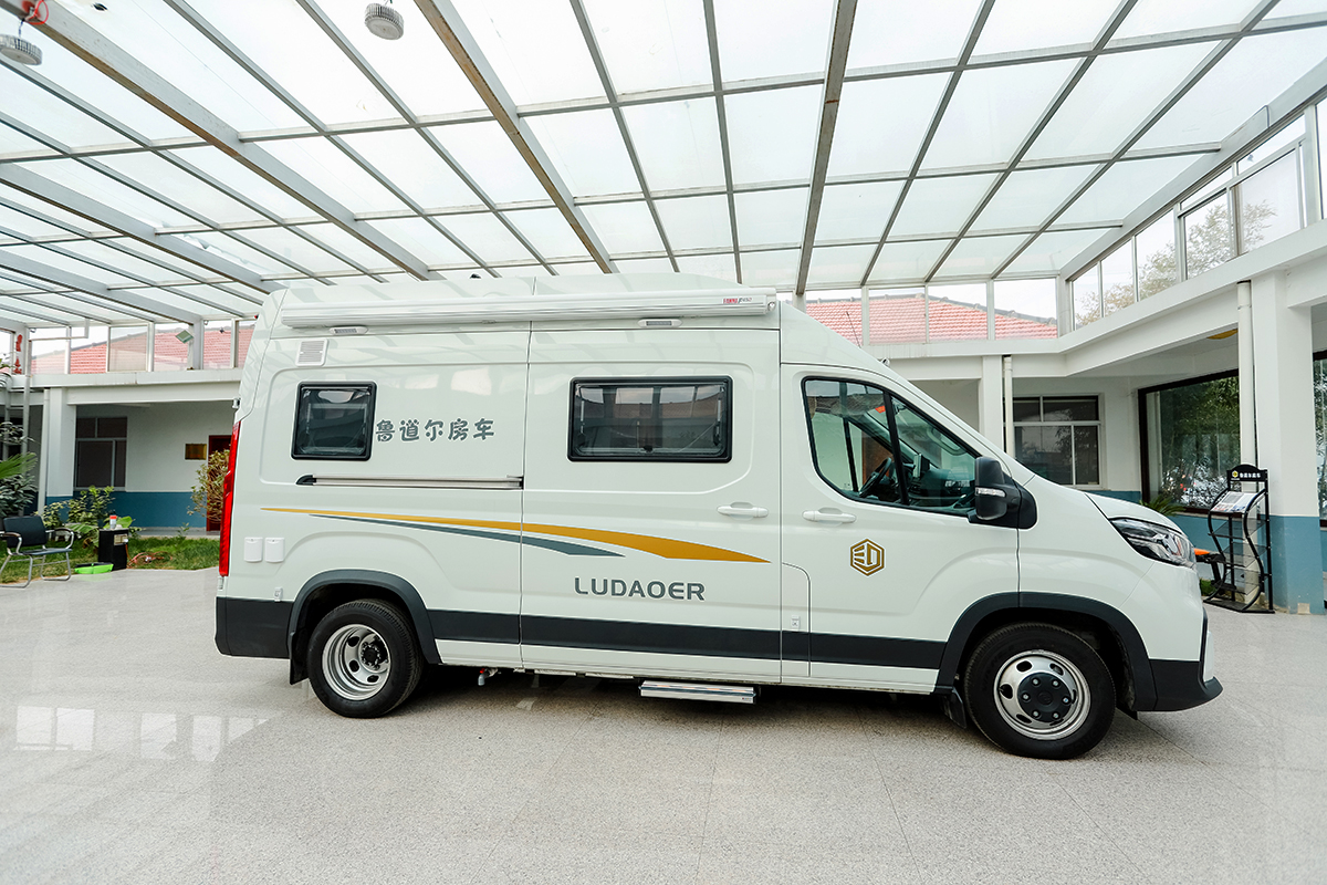 鲁道尔房车效果图,豪华卫浴分离房车