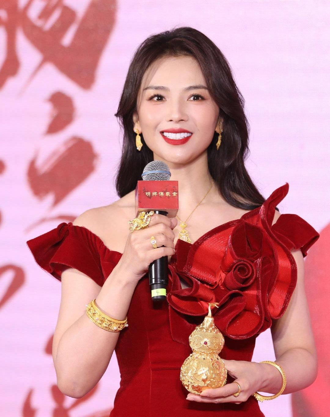 刘涛的烤瓷牙取下后的模样,刘涛满嘴烤瓷牙吗