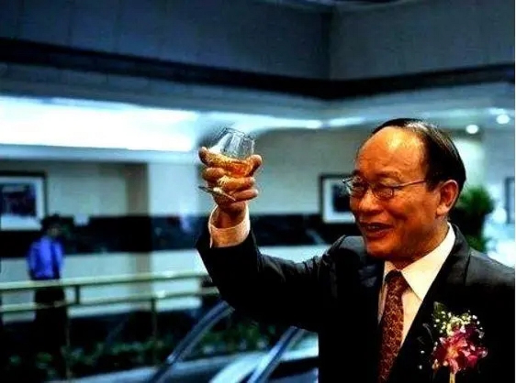 广东梅州大黑马：20岁考上人大，官至副部级，创办A股，身价240亿