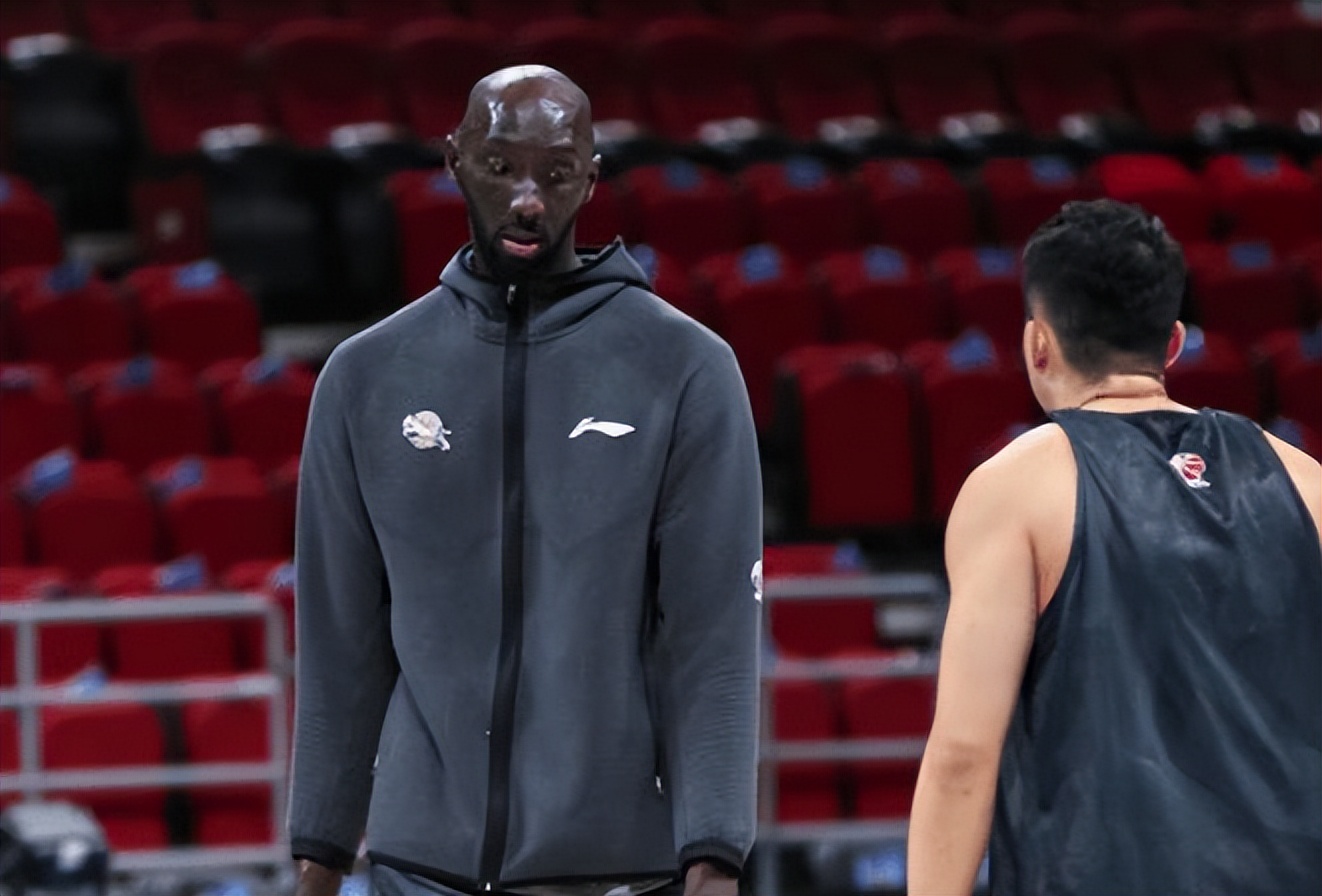 法尔告别新疆男篮,法尔向球迷打招呼