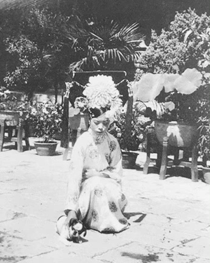 集中营惨状：30张老照片揭示妇女衣不遮体的悲惨命运！