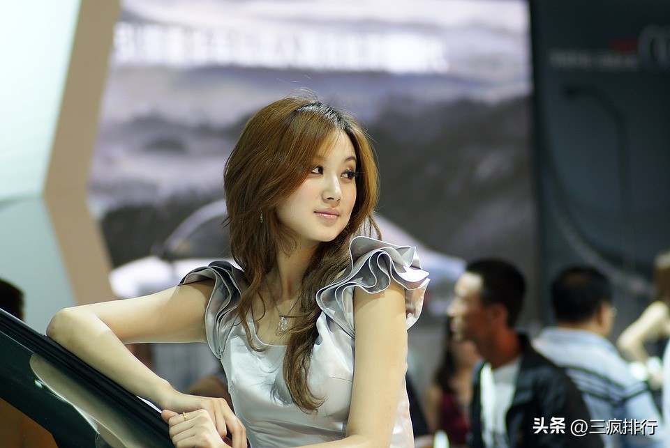 「商务陪酒小姐的秘密：我在大学期间靠陪酒赚了20万」