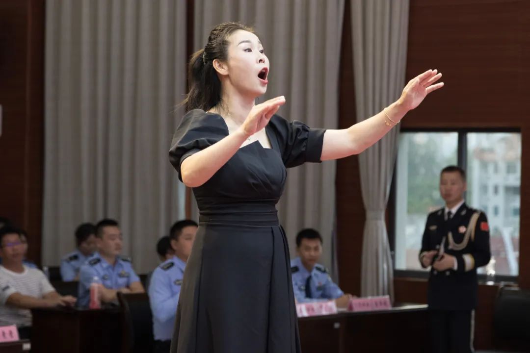 以深情的歌声向党的生日献礼,嘹亮的歌声向党献礼