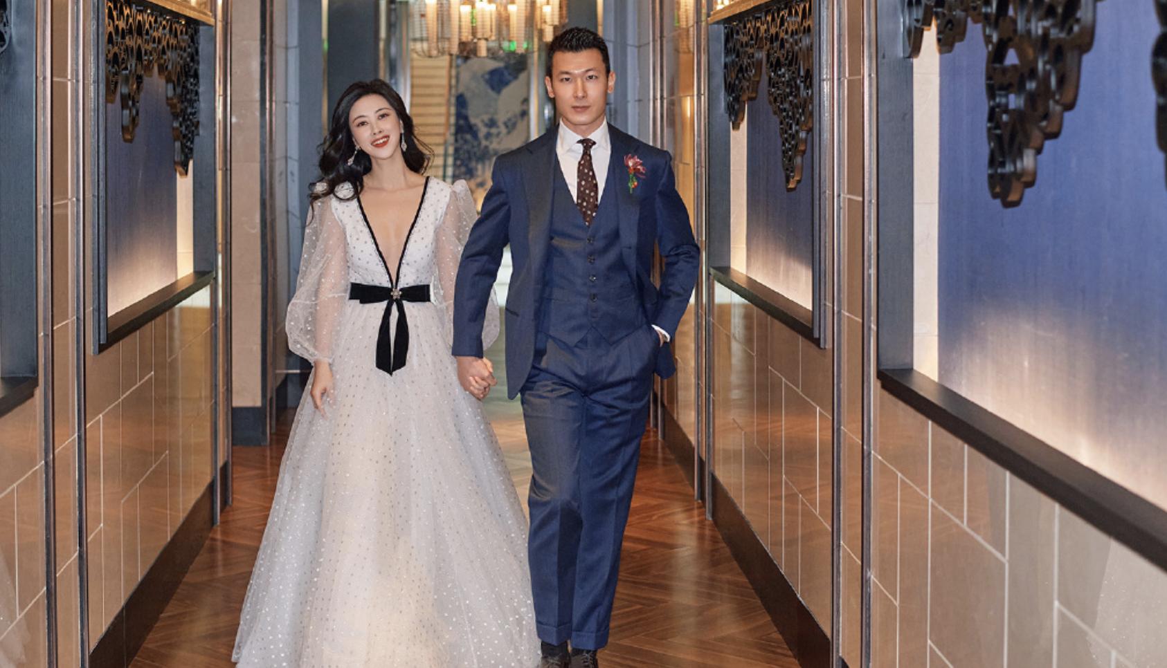 朱珠晒与丈夫神剧合照,朱珠与老公深夜街头互动甜蜜