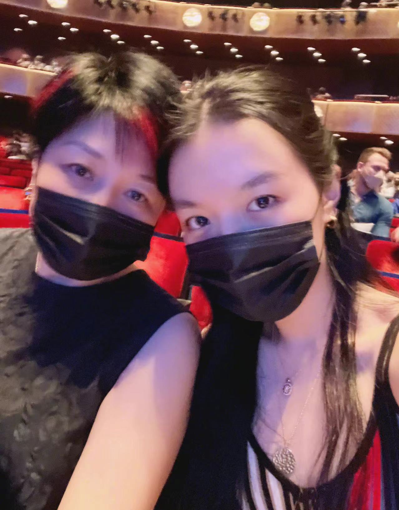 遗传李咏足球基因,法图麦穿“红衣”看球赛,哈文:差点成欧洲杯