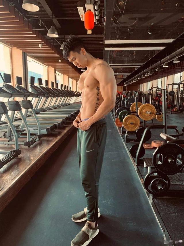 *拍偷**男被196cm肌肉男放倒制服，网友感叹：这体格一般人不敢惹