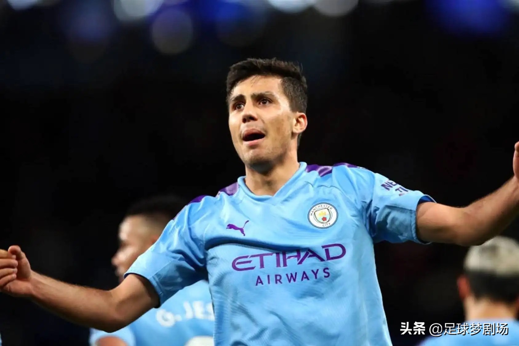 英媒评足坛十大前锋,本季英超最强大的防守型中场